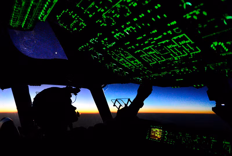 Không chỉ các màn hình đồng hồ hiển thị, các nút bấm trên máy bay cũng đều được thắp sáng, tạo ra một bức tranh đầy màu sắc, cực kỳ ma mị. Nguồn ảnh: Aviation.