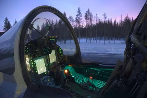 Một trong những nơi làm việc có góc nhìn đẹp nhất trên thế giới chính là trong khoang lái máy bay quân sự đầy huyền ảo. Nguồn ảnh: Eurofighter.