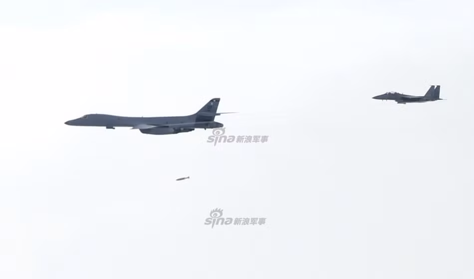 Rất có thể, các máy bay B-1B Lancer của Mỹ sẽ "tiện thể" ở lại luôn Hàn Quốc sau cuộc tập trận chung này và khi đó, căng thẳng giữa Bình Nhưỡng với Washington cũng như với Seoul sẽ còn leo cao hơn nữa. Ảnh: Máy bay ném bom B-1B Lancer của Mỹ thực hiện ném bom tiêu diệt mục tiêu. Nguồn ảnh: Sina.