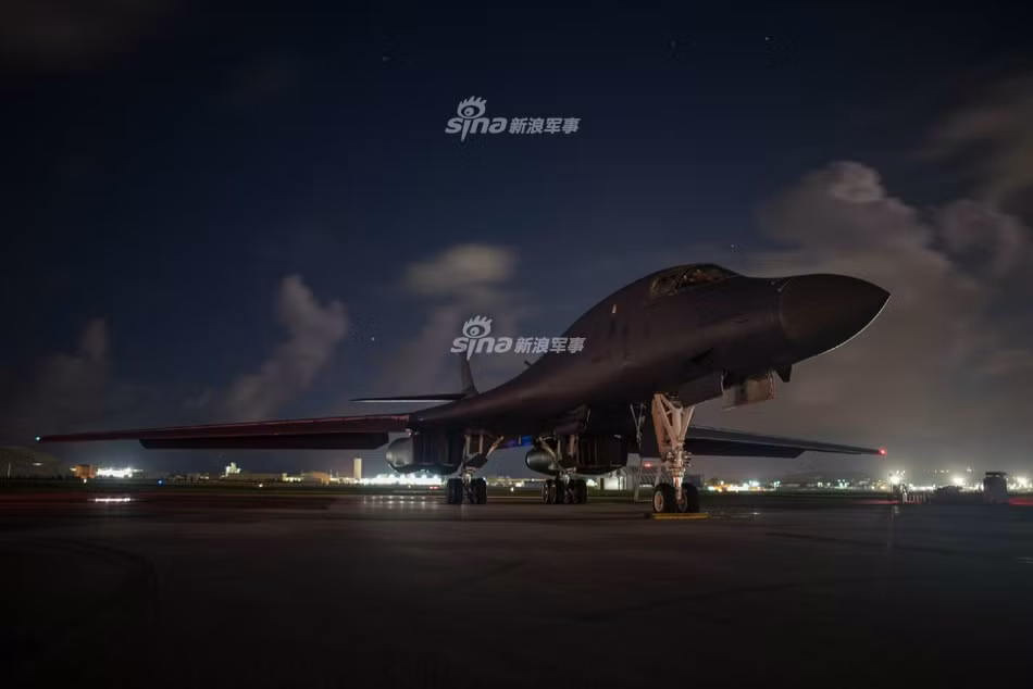 Từ hôm 7/7 vừa rồi, Mỹ đã mang tới Hàn Quốc hai máy bay ném bom B-1B Lancer để tham gia hoạt động tập trận chung cùng với lực lượng Không quân Hàn Quốc. Việc hai máy bay ném bom chiến lược tầm xa xuất hiện trên khu vực bán đảo Triều Tiên đã khiến Bình Nhưỡng cực kỳ nóng mặt. Nguồn ảnh: Sina.