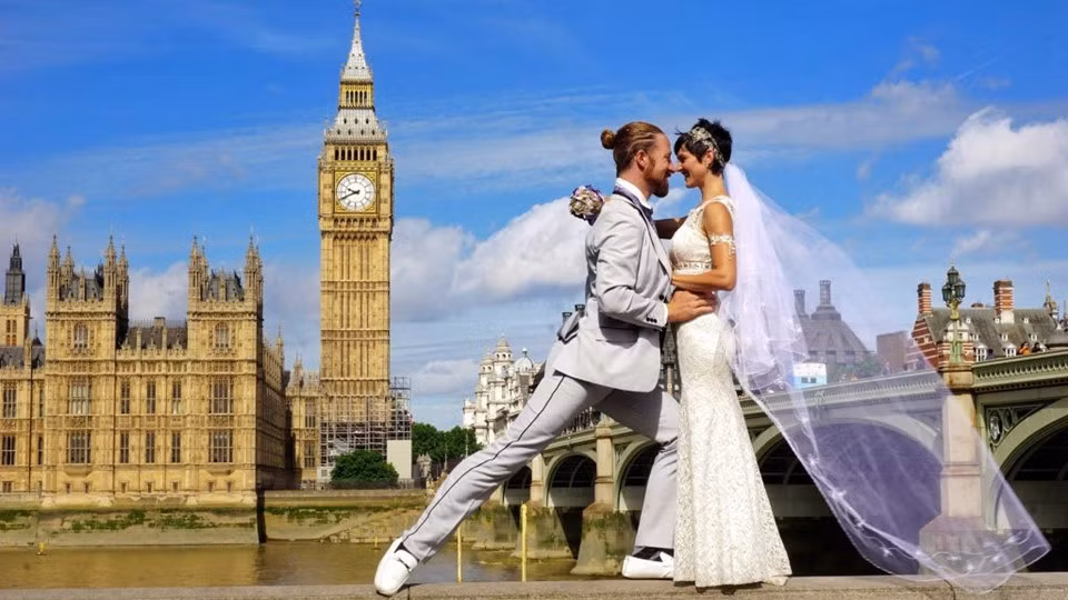 Lễ cưới của cặp đôi trước tháp đồng hồ Big Ben - biểu tượng của nước Anh. Họ vừa tổ chức lễ cưới lần thứ 100 vào ngày 4/7 tại Thủ đô Washington (Mỹ) giữa khung cảnh pháo hoa rực rỡ. Hiện tại cặp đôi trở lại với công việc và tiếp tục lên ý tưởng cho chuyến đi tiếp theo. Cheetah khuyên những người muốn làm theo họ hãy lên kế hoạch thật sớm để có giá cả tốt nhất.