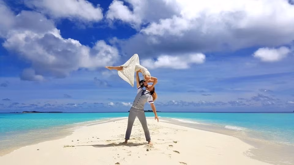 Maldives, quần đảo thiên đường với nước biển xanh như ngọc và khí hậu ôn hòa được nhiều cặp đôi chọn làm nơi hưởng tuần trăng mật, cũng không nằm ngoài danh sách địa điểm tổ chức đám cưới của Cheetah và Rhiann.