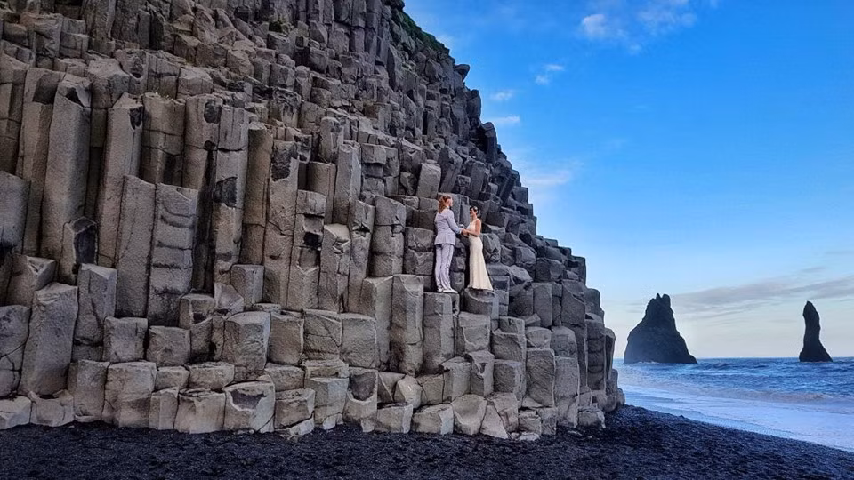 Họ mang theo trang phục cô dâu - chú rể trong hành lý, đặt điện thoại lên chân máy ảnh để ghi lại khoảnh khắc bên nhau. Trong ảnh là một khung ảnh ấn tượng khác tại Iceland.