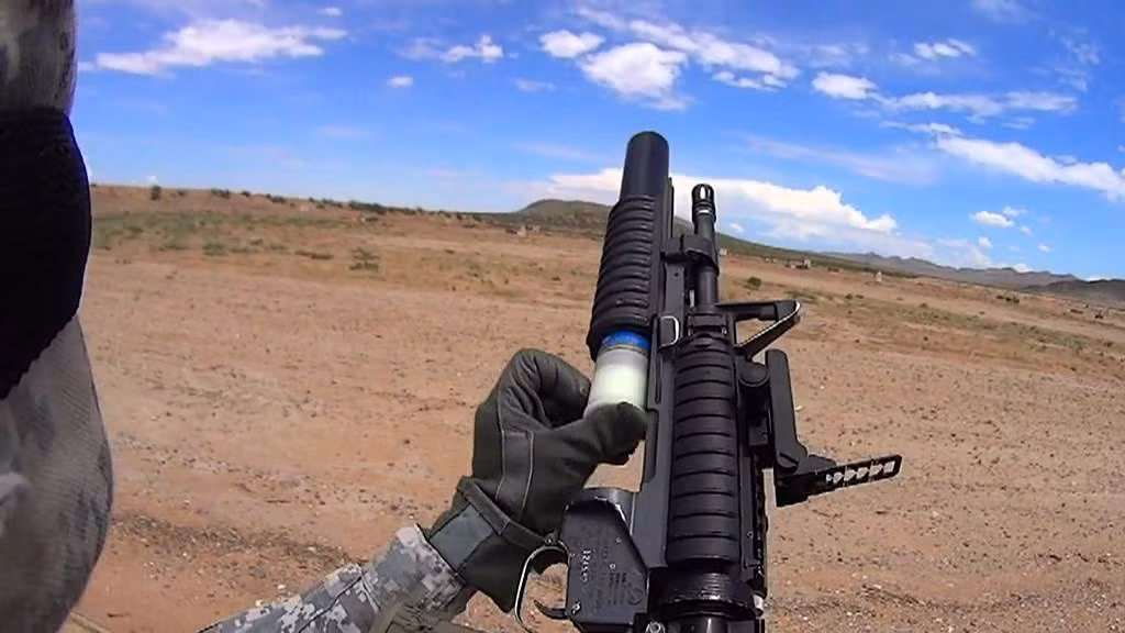 Do sử dụng được chung loại đạn với khẩu M-79 nên súng phóng lựu M203 có thể bắn được rất nhiều loại đạn khác nhau, bao gồm đạn nổ mảnh, đạn cháy, pháo sáng, pháo khói,... Nguồn ảnh: Youtube.