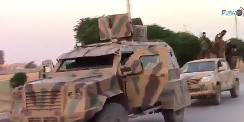 Thực tế, trong suốt nhiều năm qua, những nữ chiến binh người Kurd không hề chỉ để "làm cảnh" và làm một công cụ truyền thông, họ có chiến đấu thực sự ngoài chiến trường và độ lỳ lợm, gan dạ, lòng căm phẫn mà họ dành cho những kẻ khủng bố IS còn khiến cho các đồng nghiệp nam phải... nể sợ phần nào. Nguồn ảnh: Sina.