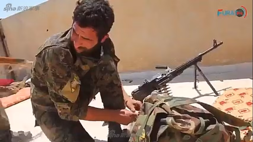 Tác chiến bên cạnh họ luôn có những đồng nghiệp nam dày dặn kinh nghiệm, họ sát cánh và chiến đấu bên nhau nhưng không có bất cứ sự phân biệt nam nữ nào, những nữ quân nhân cứng rắn này có thể làm được mọi việc mà không cần nhờ tới sự giúp đỡ từ những nam quân nhân người Kurd. Nguồn ảnh: Sina.