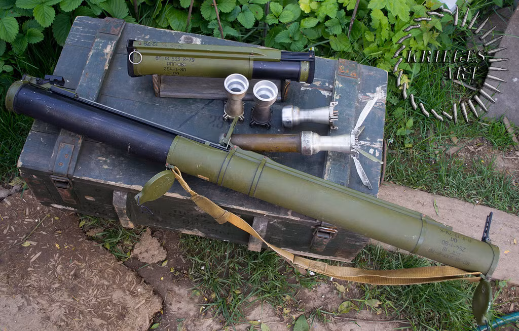  Súng chống tăng RPG-18 do Liên Xô chế tạo vào năm 1972. Khẩu súng này có rất nhiều điểm tương đồng với khẩu M72 LAW của Mỹ, từ kết cấu, cách bắn cho đến cả... thước ngắm. Nguồn ảnh: Morana.