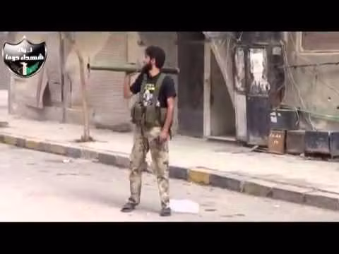 Súng chống tăng dùng một lần RPG-18 sử dụng đầu đạn PG-18 HEAT. PG-18 HEAT là loại đầu đạn nổ chống tăng, có khả năng tự phá hủy sau 6 giây kể từ khi khai hỏa nếu không đâm vào bất cứ mục tiêu nào. Loại đầu đạn này cho phép RPG-18 có khả năng bắn hạ mục tiêu ở khoảng cách khoảng 200 mét và xuyên qua 375 mm thép. Nguồn ảnh: Youtube.