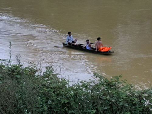 Lực lượng chức năng đang tìm kiếm nam sinh lớp 11. Lực lượng chức năng đang tìm kiếm nam sinh lớp 11.