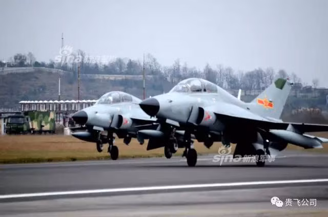 Với quy trình hạ cánh khẩn cấp, các phi công lái chiến đấu cơ JL-9 sẽ được trải niệm quy trình hạ cánh khẩn cấp thật nhất khi từ vị trí ngồi sau của huấn luyện viên, phi công huấn luyện có thể tùy nghi tạo ra các tình huống giả định như giảm lực đẩy động cơ, giảm tốc độ vòng quay động cơ hoặc thậm chí tắt hẳn một động cơ để tạo tình huống bất ngờ cho phi công tập sự. Nguồn ảnh: Sina.