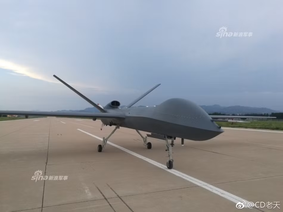 Trái ngược với MQ-9, vốn là chiếc UAV độc quyền của Mỹ và Mỹ không hề có ý định xuất khẩu loại máy bay không người lái này thì phía Trung Quốc hiện vẫn bỏ ngỏ khả năng sẽ xuất khẩu các máy bay không người lái CH-5 ra nước ngoài trong tương lai, hoặc chí ít là một phiên bản dành riêng cho xuất khẩu sẽ được ra đời. Nguồn ảnh: Sina.