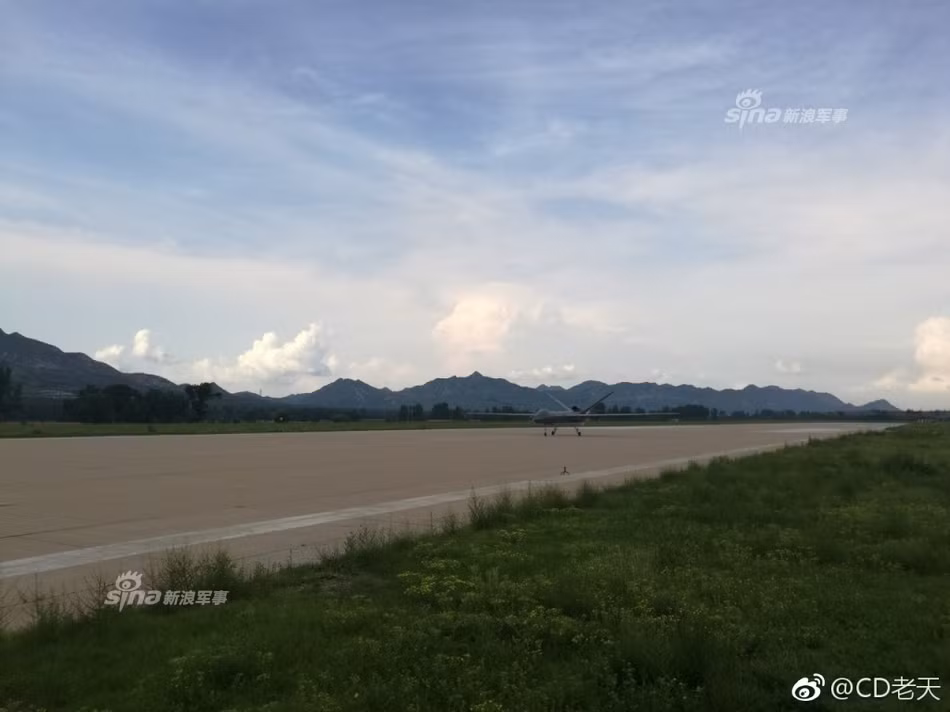 Giống với MQ-9 Reaper của Mỹ, Cầu Vồng 5 hay CH-5 Trung Quốc là loại UAV có vũ trang, nó có thể mang theo các tên lửa đối đất, đối không tùy theo từng nhiệm vụ cụ thể của mình. Nguồn ảnh: Sina.