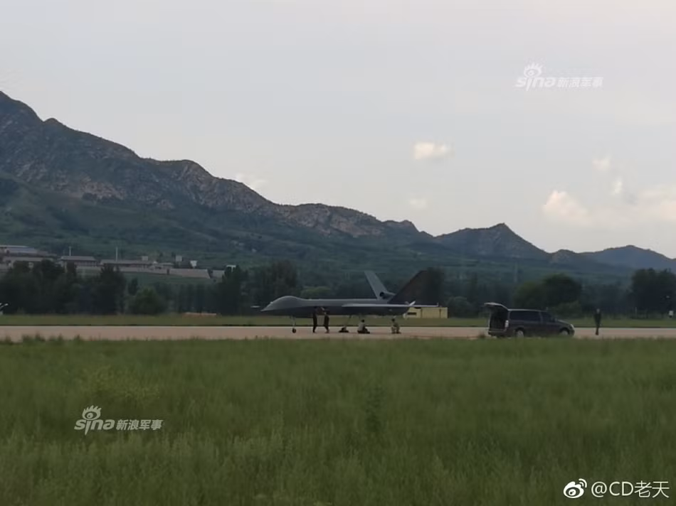 Học viện Khí động học Hàng không Trung Quốc cho biết, chiếc UAV này có thể đạt được thời gian hoạt động tối đa 60 tiếng trên không hoặc 10.000 km liên tục không nghỉ, không cần tiếp thêm nhiên liệu. Nguồn ảnh: Sina.