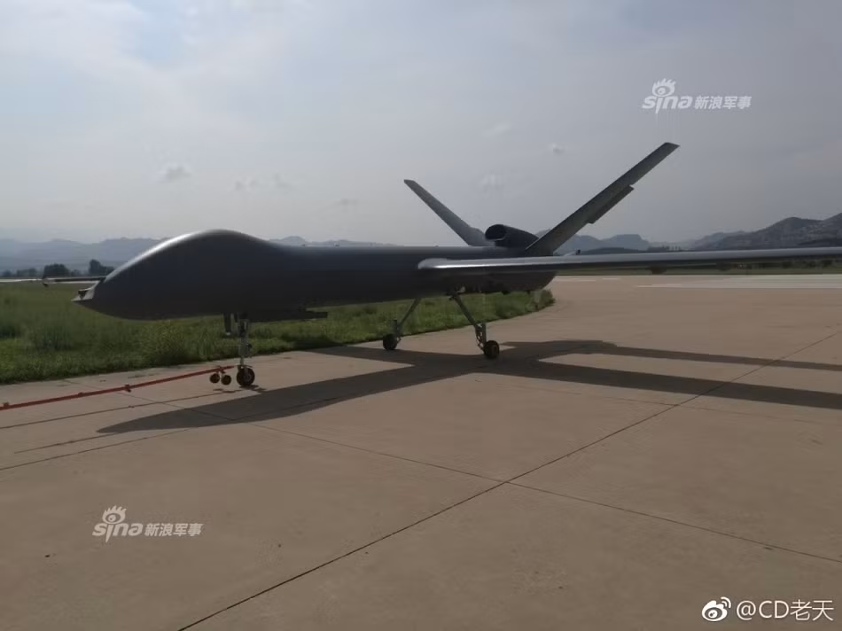 Được ra mắt từ năm 2016 tại triển lãm hàng không Chu Hải, Cầu Vồng 5 là loại máy bay không người lái Trung Quốc được thiết kế để đáp ứng nhu cầu trinh sát tầm xa cũng như tiến hành các vụ không kích, yểm trợ trên không từ xa của Trung Quốc. Nguồn ảnh: Sina.