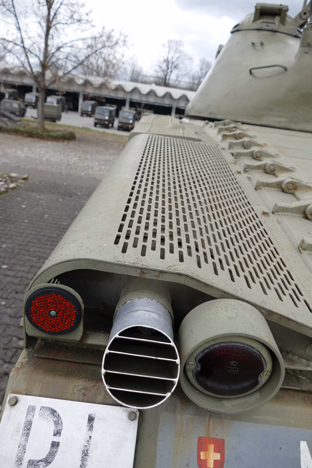 Xe sử dụng hộp số 9 cấp với 6 số tiến, 2 số lùi và một số mo. Kiểu hộp số được thiết kế để xe có thể tăng tốc nhanh chóng bằng cách sang số "ăn bớt" (sang số từ 1-3-5-6) hoặc để xe vượt địa hình với kiểu sang số tuần tự 1-2-3-4-5-6 thông thường. Nguồn ảnh: Rita.