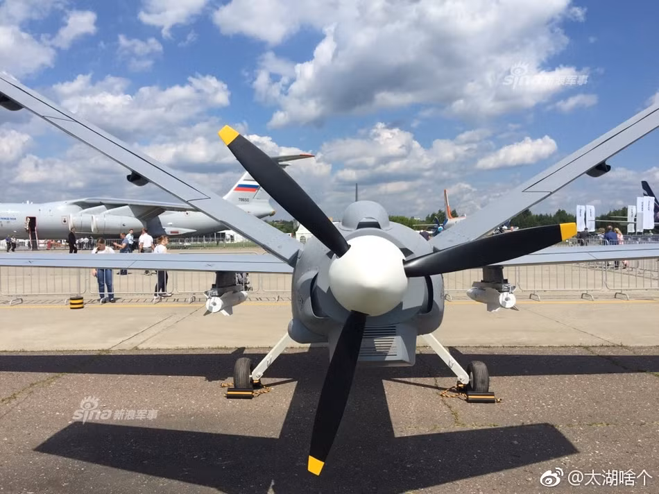 Về mặt kỹ thuật, chiếc UAV này có chiều dài cơ sở 9,05 mét và sải cánh 14 mét. Máy bay có trọng lượng rỗng 1,1 tấn và sử dụng động cơ cánh quạt 3 cánh. Nguồn ảnh: Sina.