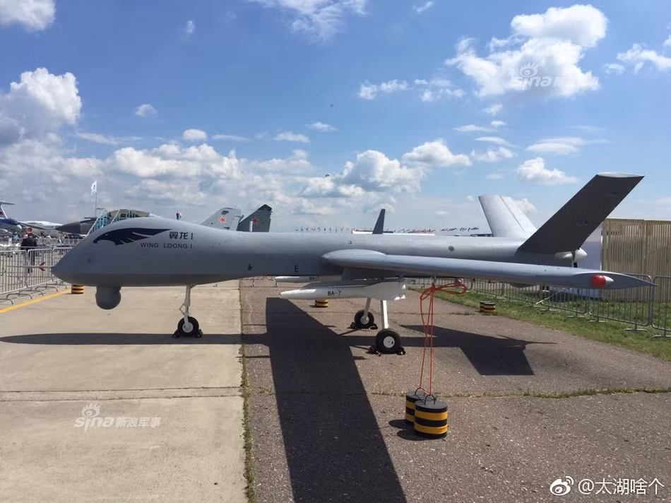 Ngoài khả năng trinh sát, những chiếc máy bay không người lái Wing Loong còn có khả năng tấn công bằng các loại bom và tên lửa mình mang theo. Cụ thể, chiếc máy bay không người lái này có thể mang theo tối đa 100 kg bom hoặc tên lửa đối đất. Nguồn ảnh: Sina.