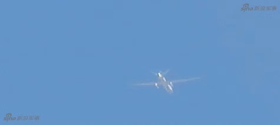 Vừa mới đây, Không quân Ai Cập đã có một cuộc tập trận bắn đạn thật quy mô lớn ở khu vực bán đảo Sinai của nước này, cách phía tây biên giới với Israel chưa tới 100 km. Cuộc tập trận có sự tham gia của các máy bay F-16 và các máy bay không người lái. Nguồn ảnh: Sina.