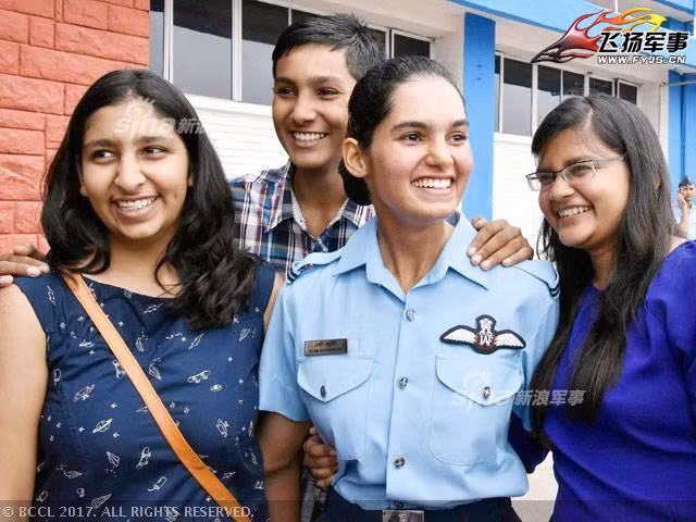 Việc nữ giới có thể đến trường học ở Ấn Độ đã là điều rất khó khăn, việc có thể học cao lên tới hệ đại học và đặc biệt hơn nữa là học tập trong môi trường quân đội vốn dĩ có phần đông toàn là nam giới là điều cực kỳ khó khăn đối với cả ba cô gái này. Nguồn ảnh: Sina.