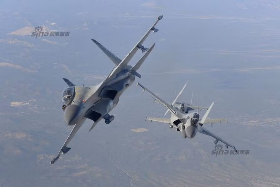 Sukhoi Su-30MKI là loại chiến đấu cơ do Nga sản xuất riêng cho Ấn Độ. Đây là loại máy bay tiêm kích tấn công, chiếm ưu thế trên không, đa năng, hoạt động tầm xa và tiêm kích hạng nặng. Điểm đặc biệt nhất của chiếc chiến đấu cơ này đó là nó có khả năng mang theo vũ khí hạt nhân. Nguồn ảnh: Sina.