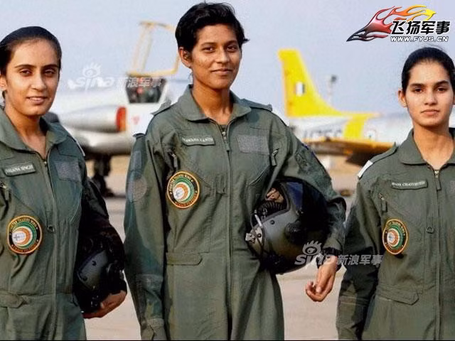 Tuy nhiên tất cả các nữ phi công này đều đã vượt qua với ước mơ được bay, được chinh phục bầu trời trên những chiến đấu cơ hiện đại, nguy hiểm và dũng mãnh nhất của Không quân Hải quân Ấn Độ. Nguồn ảnh: Sina.