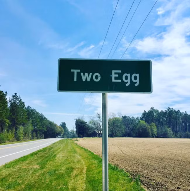 Two Egg, Florida: Trong thời kỳ Đại suy thái, các nông dân thường đổi 2 quả trứng lấy hàng hóa tại cửa hàng địa phương. Sau đó, một lái buôn đã phát hiện điều này và gọi thị trấn là “two-egg” (2 quả trứng).