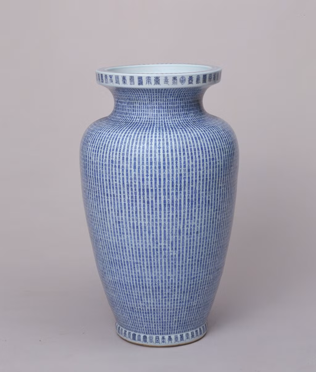 Chiếc bình "Vạn thọ" cao gần 1 m được trang trí bằng 10.000 chữ "thọ" viết theo 975 kiểu khác nhau. Đây là quà mừng sinh nhật thứ 60 của hoàng đế Khang Hy. Ảnh: Nuvo.