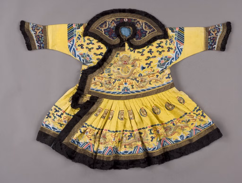 Bộ triều phục mà hoàng đế Đồng Trị mặc một lần duy nhất lúc 6 tuổi trong lễ đăng cơ năm 1861. Hơn một thế kỷ sau khi triều đại phong kiến cuối cùng của Trung Quốc kết thúc, nhiều cổ vật trong Tử Cấm Thành đã được đem ra trưng bày và thậm chí được mang ra nước ngoài để triển lãm. Ảnh: Nuvo.