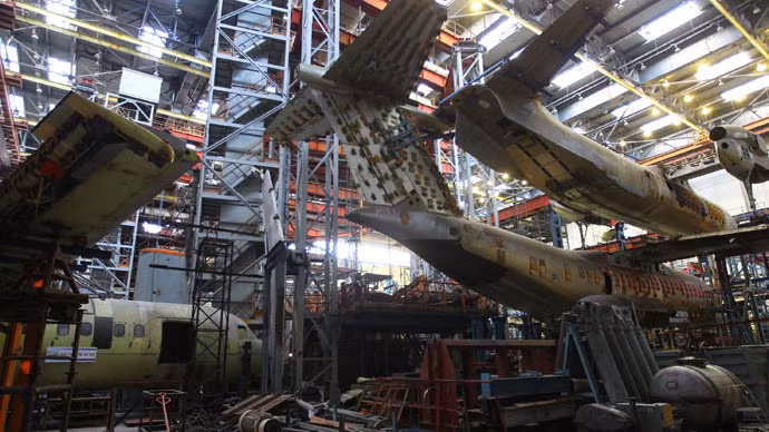 Được thừa hưởng nền công nghiệp quốc phòng cực kỳ đáng nể từ Liên Xô với khả năng chế tạo máy bay, xe tăng và nhiều loại khí tài quân sự hiện đại khác, phía Ukraine đang đầu tư vào lợi thế này của mình để có thể mang các sản phẩm của Ukraine ra thị trường vũ khí thế giới, cạnh tranh "sòng phẳng" với Mỹ, Nga, Trung Quốc và các cường quốc xuất khẩu vũ khí khác. Nguồn ảnh: RT.