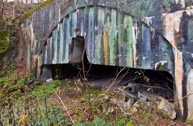 Cửa hầm để máy bay được thiết kế để phù hợp với các loại chiến đấu cơ thời bấy giờ và để tăng tối đa khả năng bảo vệ các máy bay bên trong nhà chứa, cửa hầm được thiết kế đúng theo hình dáng mặt cắt dọc của máy bay bao gồm diện tích đủ cho cánh ngang và cánh đuôi. Nguồn ảnh: APS.