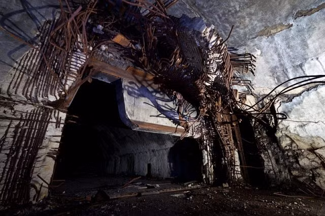 Mặc dù được coi là một công trình tuyệt mật nhưng sau khi phía CIA giải mã những tài liệu về căn cứ quân sự Zeljava vào đầu những năm 2000 vừa qua thì sự thật khá phũ phàng đó là ngay từ những năm 1950, phía Mỹ đã có được những thông tin tình báo quan trọng về sự tồn tại của hệ thống sân bay quân sự cũng như hàng rào radar phòng thủ Nam Tư tại đây. Nguồn ảnh: APS.