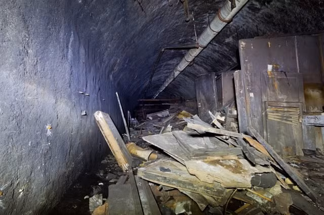 Đường băng dã chiến của sân bay quân sự lớn bậc nhất châu Âu này có chiều dài 2000 mét và căn cứ Zeljava có tới 5 đường băng dài như vậy. Tất cả các đường băng đều được xây dựng bằng cách phá núi, tạo khoảng không. Nguồn ảnh: APS.