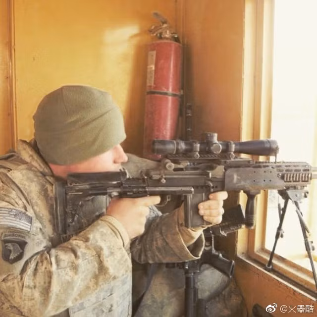 Với tầm bắn chính xác lên tới 800 mét khi được lắp thêm ống nhắm, khẩu Mk 14 có thể được sử dụng như một khẩu súng bắn tỉa trên chiến trường, nhất là trong môi trường chiến đấu đô thị, khi mà khoảng cách nhắm bắn thường không xa quá 1000 mét do vướng nhà cửa. Nguồn ảnh: Sina.