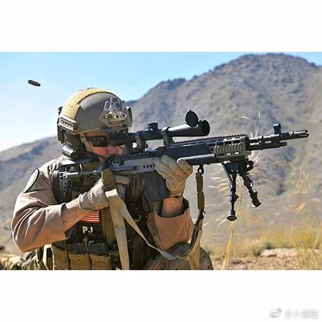 Binh lính Mỹ vẫn thích sử dụng khẩu Mk 14 như cha ông mình đã từng sử dụng trên chiến trường Việt Nam phần lớn là do tốc độ bắn... chậm của nó. Mk 14 sử dụng hộp tiếp đạn 10 hoặc 20 viên, tuy nhiên có tốc độ bắn chậm và vì độ giật lớn nên binh lính thường chọn chế độ bắn bán tự động từng viên một. Với chế độ bắn này, người lính sẽ cần phải nhắm bắn kỹ hơn cho từng viên đạn, thay vì "vãi đạn" khi sử dụng các loại súng trường tấn công liên thanh khác. Nguồn ảnh: Sina.