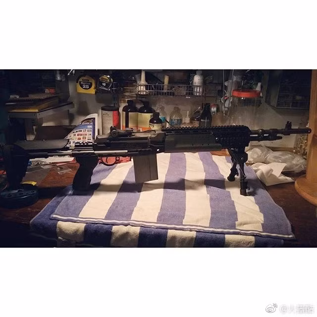 So với khẩu M14 của những năm 60 thì Mk 14 EBR có cơ cấu bắn giống hệt nhưng có vật liệu chế tạo hoàn toàn khác. Cụ thể, khẩu súng này sử dụng vật liệu kim loại và nhựa nhiều hơn thay cho vật liệu gỗ trước kia, các rãnh kỹ thuật cũng được thêm vào để binh lính thoải mái gắn thêm các thiết bị gắn ngoài cho súng, báng súng có thể kéo dài-ngắn tùy vào kích thước tay của người sử dụng. Nguồn ảnh: Sina.