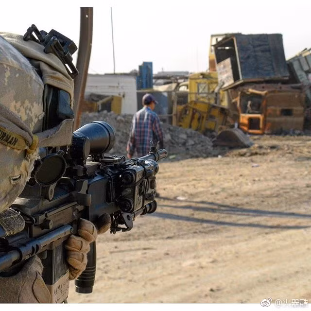 Sau nửa thế kỷ dừng sản xuất, năm 2002 phía Mỹ lại bất ngờ cho sản xuất lại những khẩu M14 với tên gọi Mk 14 EBR, một biến thể của dòng M14 huyền thoại đã được sử dụng xuyên xuốt nửa thế kỷ trước đó. Nguồn ảnh: Sina.