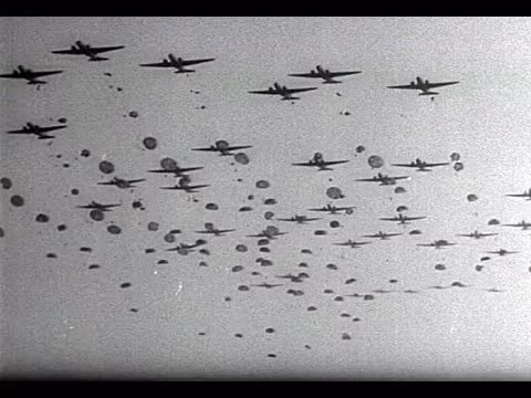 Do nhảy vào lòng địch và có thể trong nhiều ngày họ sẽ không nhận được tiếp tế nên lực lượng này sẽ phải mang theo toàn bộ quân tư trang của họ khi nhảy dù, từ các loại phông, bạt để dựng trạm chỉ huy dã chiến cho đên dụng cụ y tế, thuốc men để dựng trạm quân y dã chiến và quan trọng nhất là các loại vũ khí hạng nặng để có đủ "đồ nghề" đối phó với đối phương trong trường hợp xấu nhất là bị bao vây cô lập bên trong. Nguồn ảnh: Youtube.