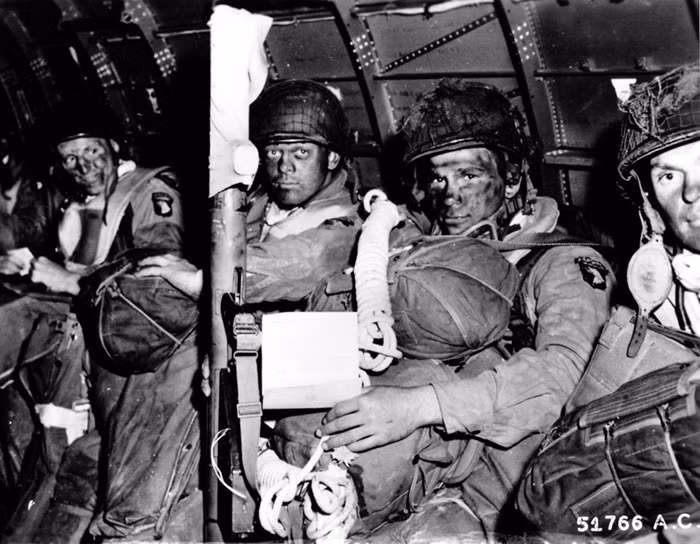 Tuy nhiên, sau trận chiến ở Bỉ với việc lực lượng lính dù bị bao vây, chịu thiệt hại nặng do lực lượng mặt đất không thể phá vây tới giải cứu theo đúng hiệp đồng tác chiến được nên chiến thuật biển người từ trên không đổ xuống đã không còn được áp dụng nữa vào sau này. Nguồn ảnh: Ochen.