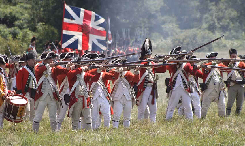Với bộ quân phục "ngụy trang" kiểu "lạy ông tôi ở bụi này", quân Anh đã tốn rất nhiều sinh mạng khi phải đối đầu với các lực lượng thổ dân bản địa da đỏ, vốn cởi trần không mặc gì và bôi bùn đất lên đầy người, có hiệu quả ngụy trang rất cao. Nguồn ảnh: Military.