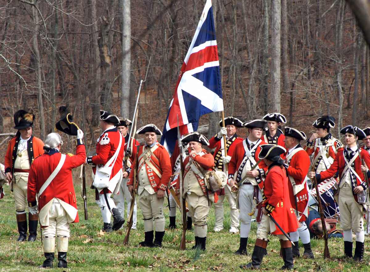 Khi chiến đấu trên địa hình tuyết phủ trắng, bộ quân phục này còn khiến người lính dễ bị phát hiện hơn nữa. Nhiều sử sách ghi lại, quân lính Anh đã phải cởi bỏ quân phục khi rút lui để tránh bị truy đuổi. Trong đêm tối, bộ quân phục màu đỏ và quần màu trắng sáng thậm chí còn khiến người lính dễ bị phát hiện hơn cả ban ngày. Nguồn ảnh: Keyword.