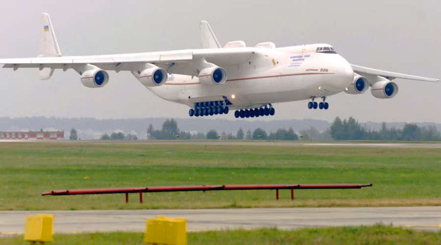 Một trong những chiếc máy bay vận tải Antonov huyền thoại chính là chiếc An-225 Mriya. Chiếc máy bay này được xếp vào hạng máy bay vận tải cầu hàng không chiến lược, được sản xuất từ năm 1988 dưới thời Liên Xô, phía Ukraine chỉ có duy nhất 1 chiếc loại này. Nguồn ảnh: RT.