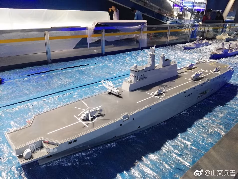 Các chuyên gia quân sự thế giới nhận đinh, Type 075 sẽ có độ choáng nước khoảng 40.000 tấn, dài khoảng 220 mét và có độ rộng khoảng 29 đến 35 mét. Tờ "South China Morning Post" dẫn nguồn tin đáng tin cậy trong quân đội nước này cho biết, Trung Quốc sẽ hạ thủy chiếc tàu đổ bộ tấn công loại này vào khoảng năm 2019 tới 2020. Nguồn ảnh: Sina.