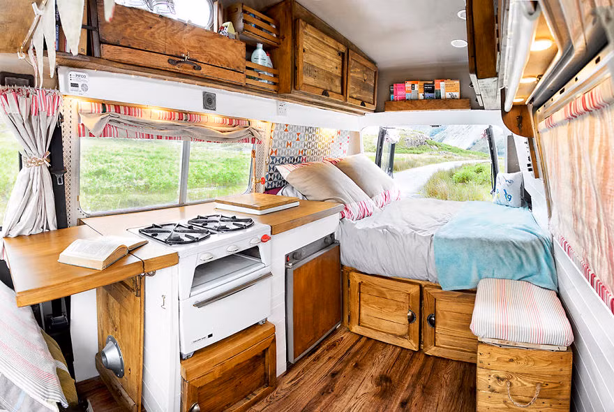 Toàn bộ bên trong xe được bọc lại bằng vải vụn cũ nhiều màu sắc, mọi ngóc ngách đều được tận dụng để tiết kiệm diện tích nhất có thể.