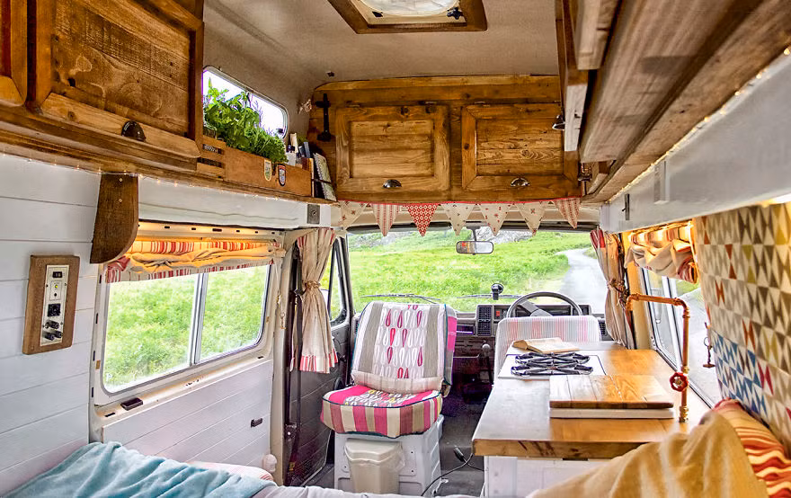 Tuy hơi chật chội nhưng “căn nhà di động” này khá đầy đủ tiện nghi.