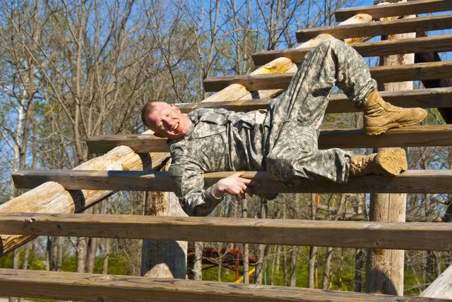 Những người lính có dấu hiệu thể lực kém, sợ độ cao hay chân tay "lóng ngóng" sẽ được chăm sóc được biệt với những khóa huấn luyện đặc biệt để người lính vượt qua nỗi sợ của bản thân, tăng độ khéo léo của cơ thể. Nguồn ảnh: Army.