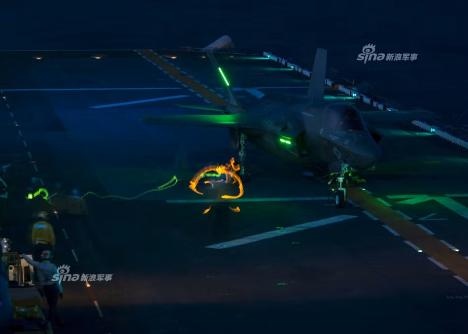 Quá trình hoạt động của tàu đổ bộ tấn công LHD-1 diễn ra liên tục cả ngày lẫn đêm ngay gần khu vực biển Triều Tiên. Nguồn ảnh: Sina.