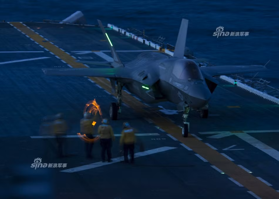 Các máy bay F-35B với khả năng cất cánh trên đường băng ngắn và hạ cánh thẳng đứng cho phép chúng có thể triển khai một cách dễ dàng từ trên bất cứ tàu tấn công đổ bộ, tàu sân bay trực thăng nào mà không có bất cứ yêu cầu, đòi hỏi gì về đường băng cất cánh riêng biệt. Nguồn ảnh: Sina.