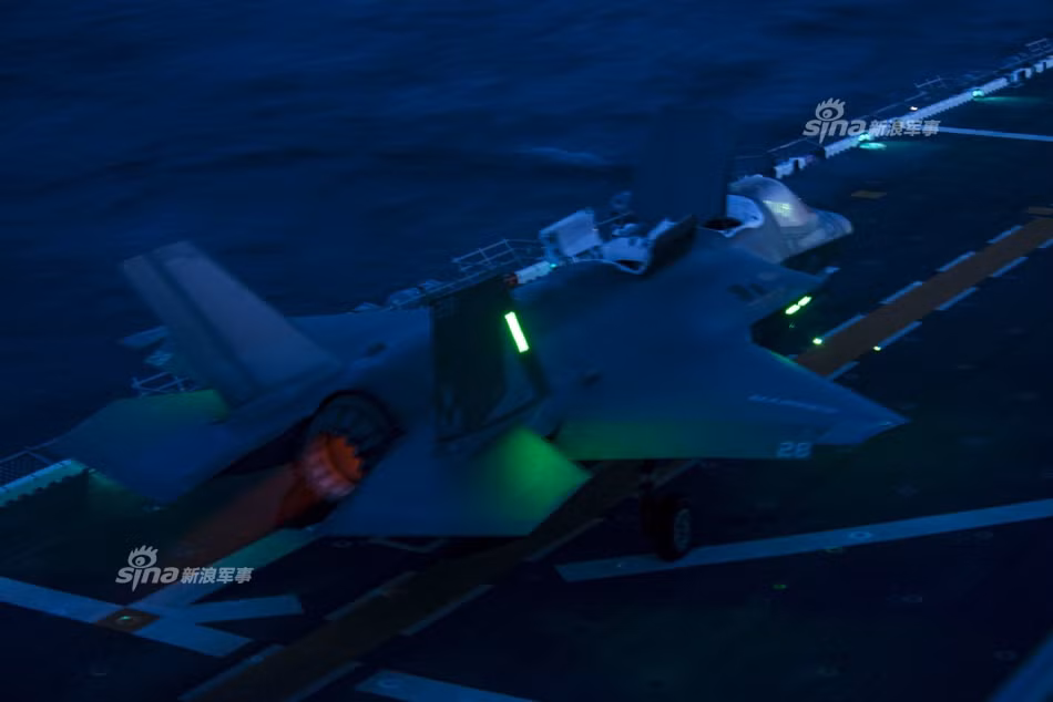 Hiện tại các máy bay chiến đấu F-35B vẫn chưa được Mỹ xuất khẩu ra nước ngoài nhưng đang có rất nhiều nước muốn sở hữu chiếc chiến đấu cơ lên thẳng này để biến những tàu sân bay trực thăng, tàu đổ bộ tấn công của mình thành những chiếc tàu sân bay thực thụ. Nguồn ảnh: Sina.