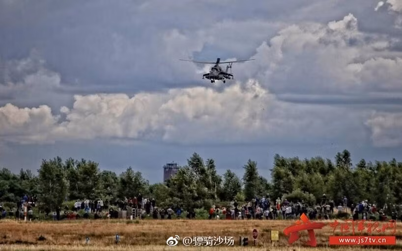 Mặc dù được xếp vào hàng máy bay trực thăng tấn công nhưng Mi-24 vẫn có một "cốp xe" với khả năng mang theo tối đa 8 binh lính với đầy đủ vũ khí trang bị hoặc 2,4 tấn hàng hóa. Nguồn ảnh: JS7TV.