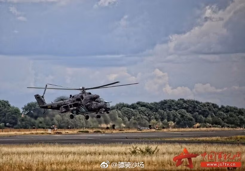 Trực thăng tấn công Mi-24 có chiều dài 17,5 mét; trọng lượng rỗng đạt 8,5 tấn và sử dụng 2 động cơ Isotov TV3 với công suất 2200 mã lực mỗi động cơ, kết hợp với cánh quạt đường kính 17,3 mét, chiếc trực thăng này có khả năng cất cánh với trọng lượng tối đa vào khoảng 12 tấn. Nguồn ảnh: JS7TV.